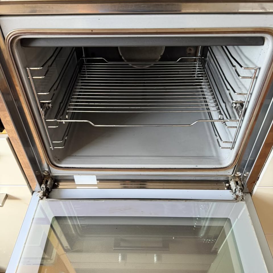 Single oven interior sparkling clean with a clear glass door after Kim’s professional oven clean